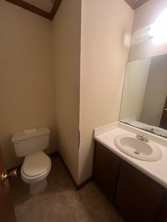 Medio baño en la planta baja - 3208 Crestwood Dr