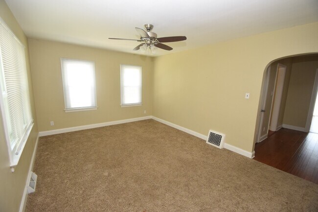Building Photo - 3 bedroom / 2 bathroom Home for Rent in Cr...