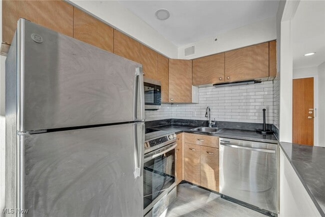 Building Photo - 12520 Edgewater Dr