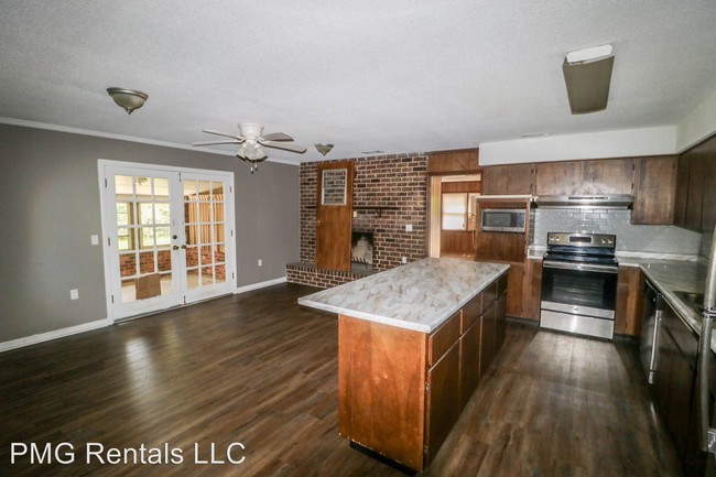 Building Photo - 5 br, 2 bath Room For Rent - 205 Wildwood Dr