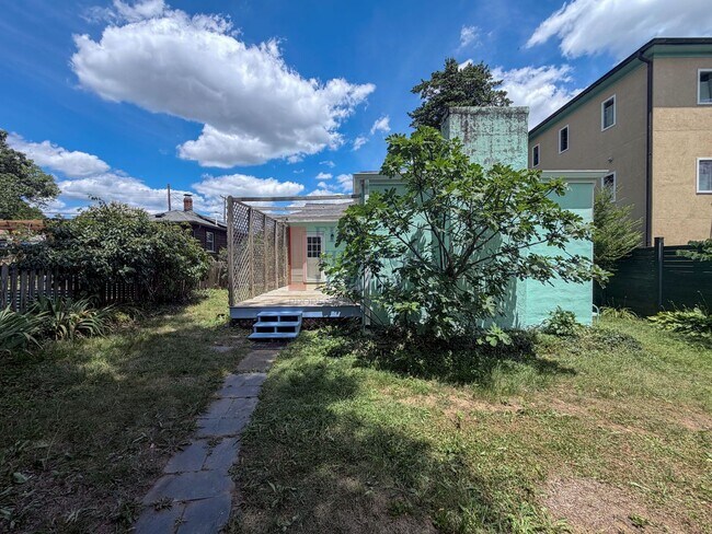 Building Photo - 2Bed/1bath Belmont Bungalow