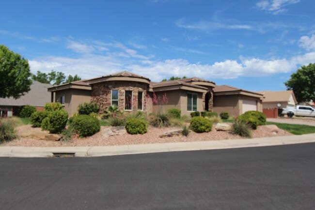 Building Photo - Spacious 3-Bed, 2-Bath Home with Open Floo...