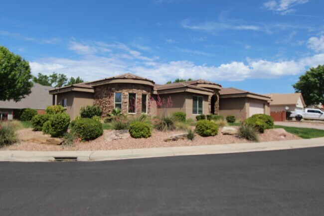 Foto del edificio - Spacious 3-Bed, 2-Bath Home with Open Floo...