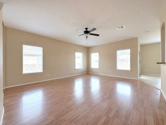 Building Photo - Sandstone Ranch Estates 4Bed/2.5bath Refrig A/C!