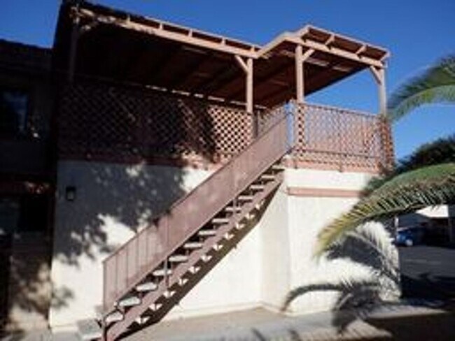 Building Photo - Charming 2nd floor townhome with large, co...