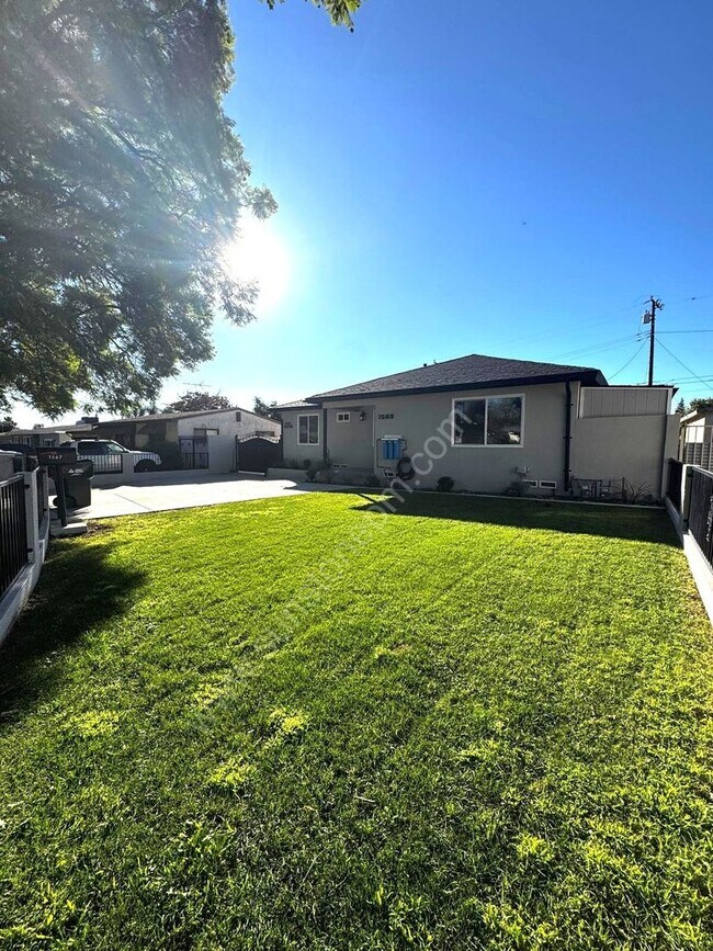 Building Photo - 1569-1567 Carol Dr