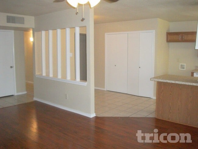 Foto del edificio - 9215 Sophora Dr