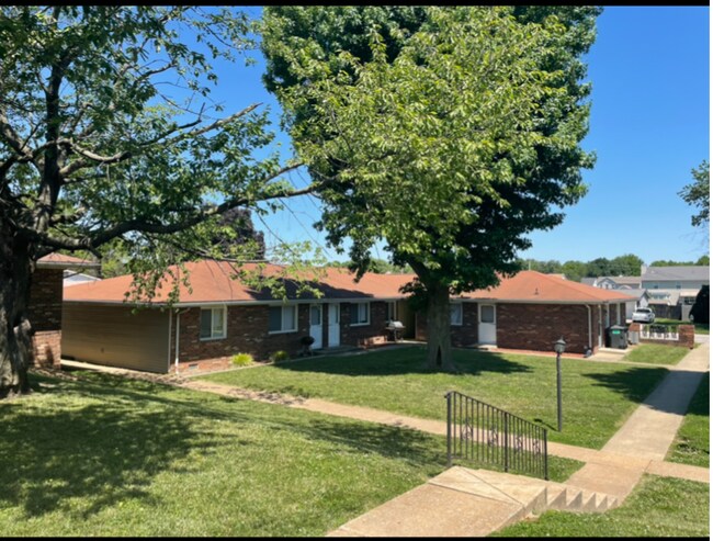 Court Yard - 38 Chateau Dr