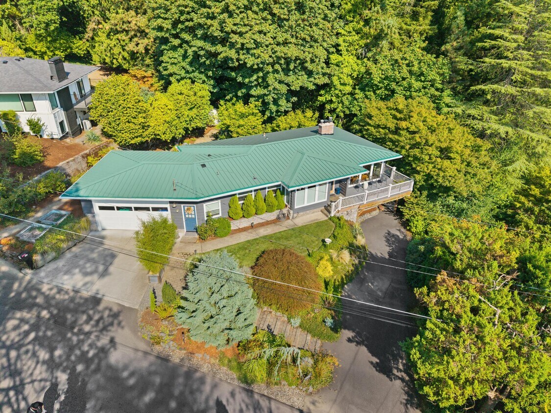 Primary Photo - 2425 SW Hamilton St