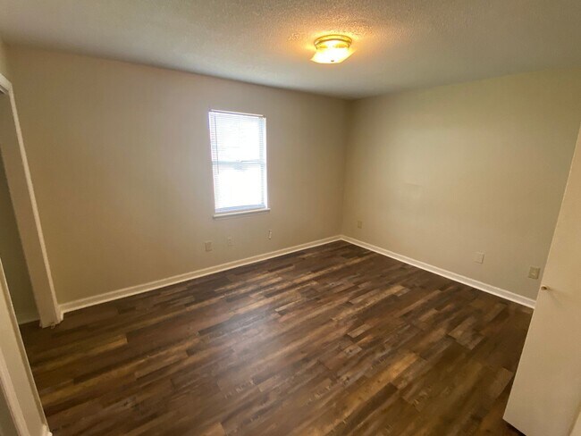 Foto del edificio - 2501 Tara Heights Cir