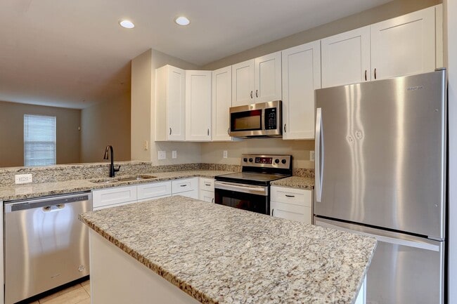Foto del edificio - 3BR, 3BA, 1-Car Garage Townhome in Howard Square
