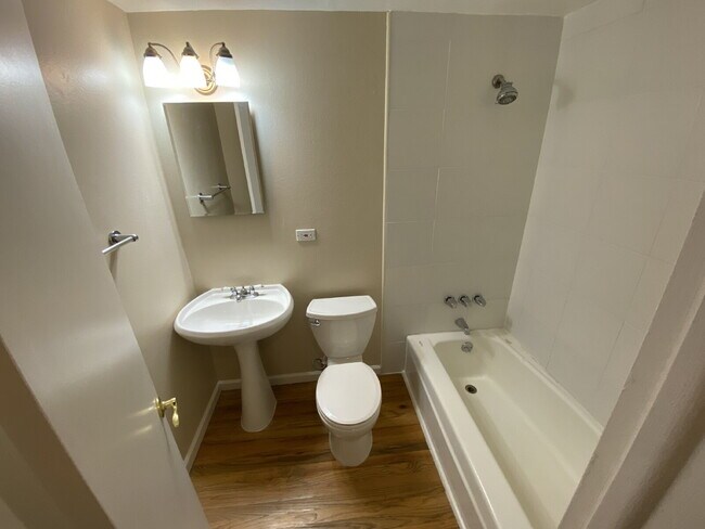 Foto del edificio - 2 Bed 1 Bath Condo in Capital Hill near Cheesman Park