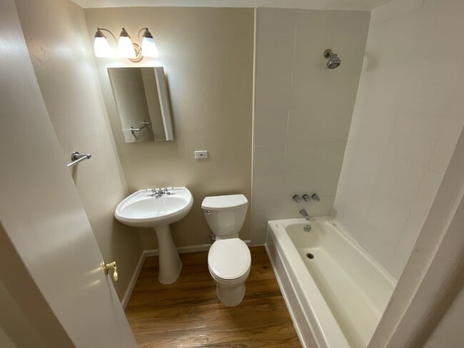 Building Photo - 2 Bed 1 Bath Condo in Capital Hill near Cheesman Park