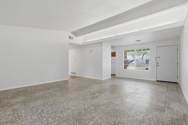 Building Photo - Prime North Central Location!