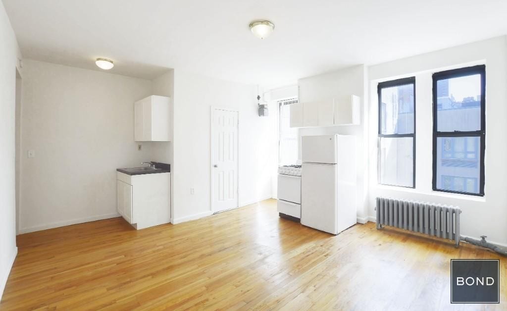 Primary Photo - 328 W 44th St