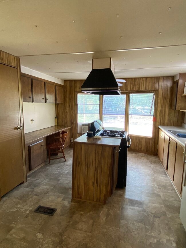 Bay windows in kitchen bring in plenty of light, island stove with vent hood and lights - 16550 County Road 282