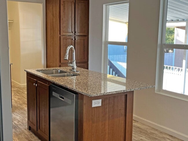 Building Photo - 21100 State St