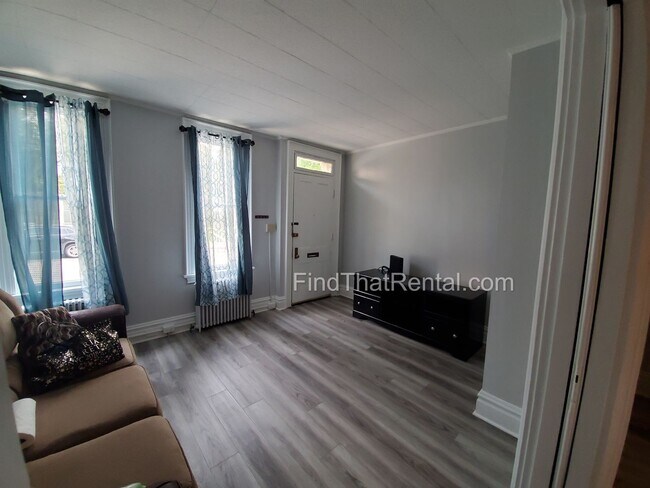 Foto del edificio - Charming Historic Retreat with Private Fenced Yard & Parking – Prime Downtown Location