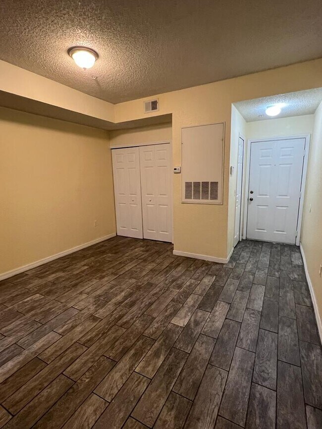 Foto del edificio - 13025 Mulberry Park Dr
