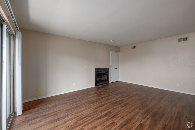 2 habitaciones, 2 baños - 1100 pies cuadrados - Sala de estar - Mountain View Gardens Apartments