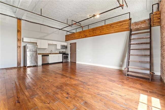 Building Photo - 558 St Francis St