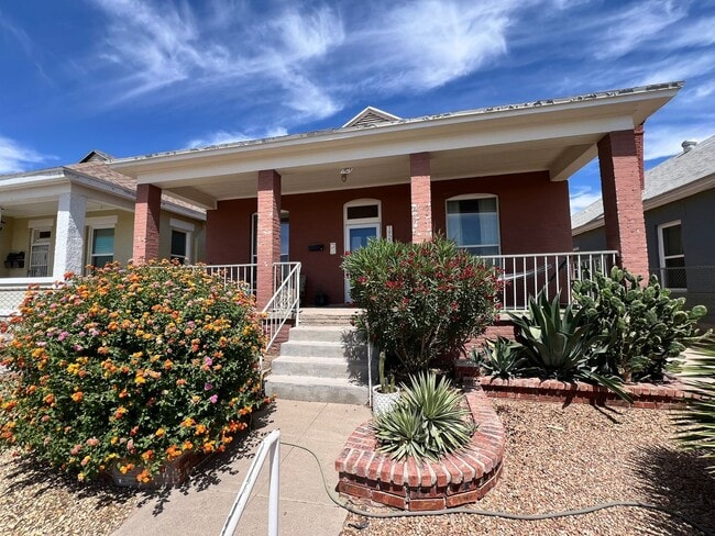 Building Photo - Charming Furnished Home - Short & Long Term Leasing