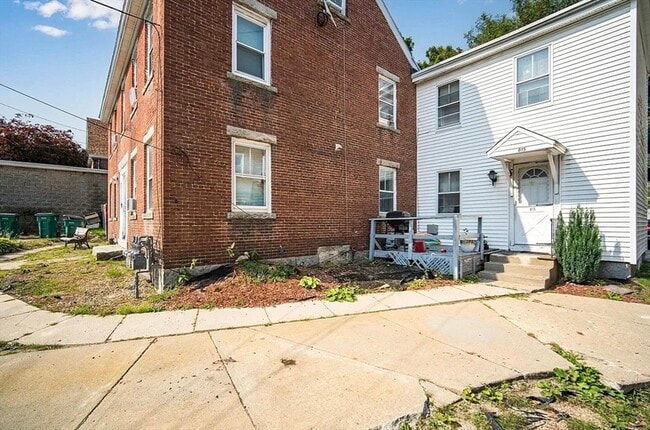 Building Photo - 815-819-819 River St
