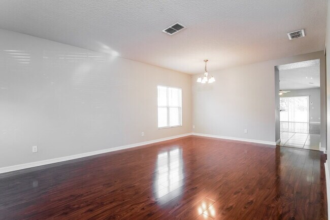 Foto del edificio - 7211 Wakeview Dr