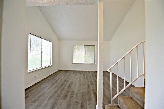 Building Photo - 9500 Quail Village Ln