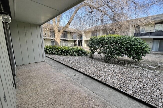 Building Photo - 500 E Riverside Dr