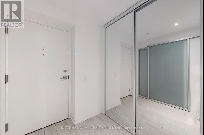 Building Photo - 950 Portage Pkwy