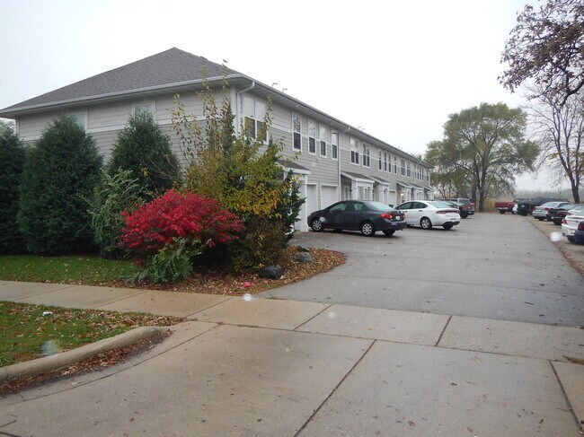 Building Photo - 1214 W Carriage Dr