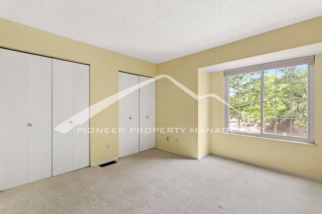 Building Photo - Spacious Townhome with Assigned Parking Space