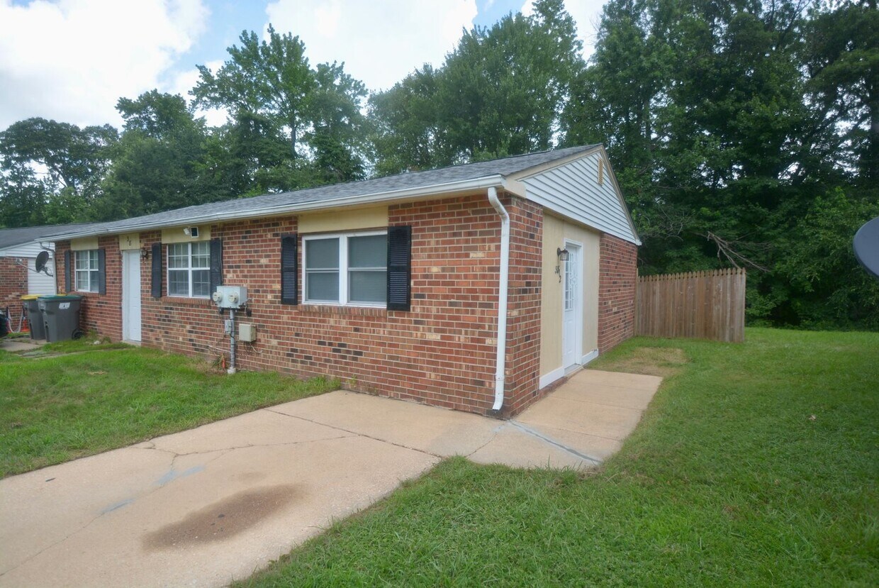 Foto principal - Great - 1 BEDROOM - Bright Open Floor Plan !!