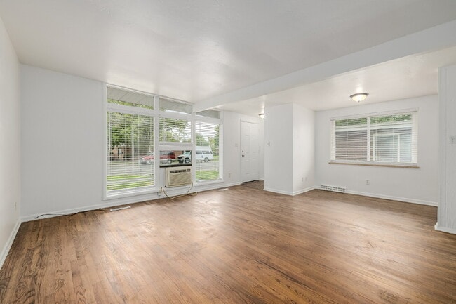 Building Photo - Remodeled 2 bedroom, 1 bath duplex for rent
