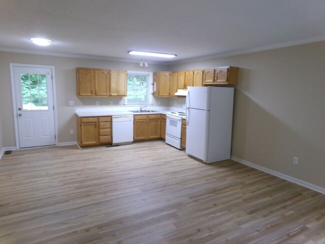 Building Photo - 4 Bedroom Split Foyer