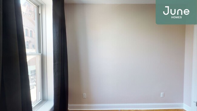 Building Photo - Full room in 4-bed/2.0-bath Home