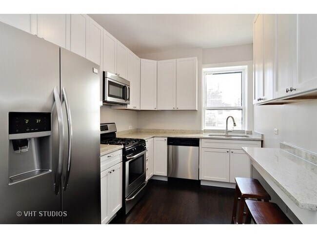 Kitchen - 400 W Deming Pl