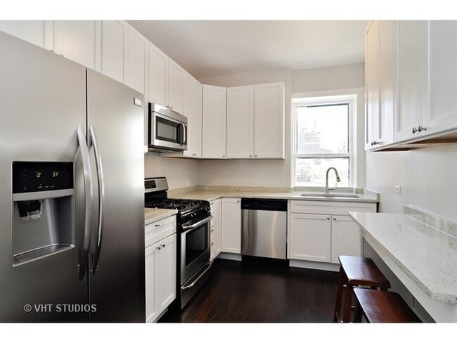 Kitchen - 400 W Deming Pl