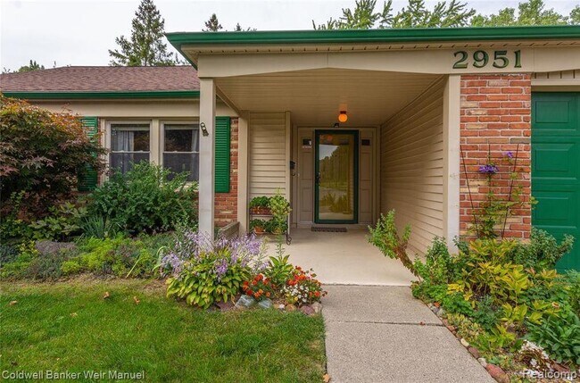 Building Photo - 2951 Hill Dr