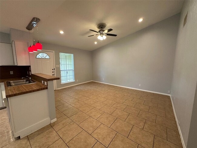 Building Photo - 10606 Topperwein Dr