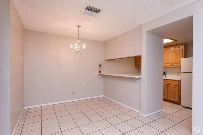 2BR, 1BA - 934SF Dining Room & Kitchen - Towne East