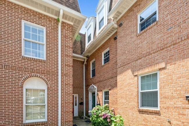 Building Photo - Updated // 3 Bedroom 2 Bathroom Condo // A...