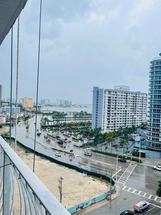 Foto del edificio - 7601 E Treasure Dr