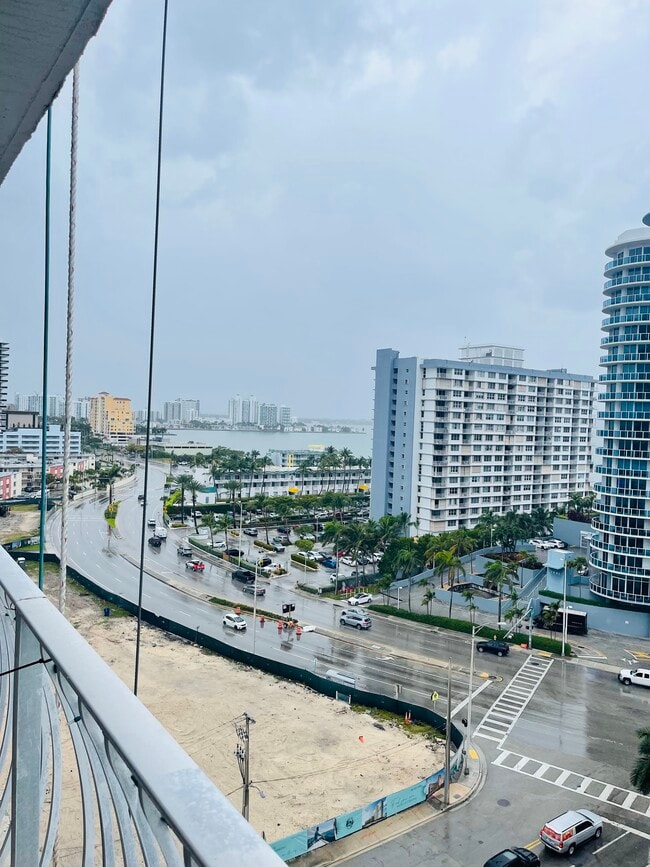 Building Photo - 7601 E Treasure Dr