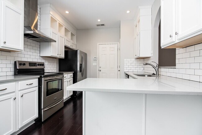 Building Photo - 4902 Longleaf Oak Cove