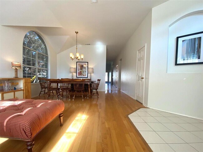 Building Photo - 2801 Crater Lake Ln