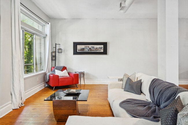 Building Photo - 404 N Laurel Ave