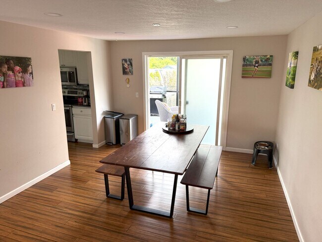 Foto del edificio - Stunning 4 BR / 3 BA West Beaverton Home with Private Oasis & Sport Court & Move In Special!