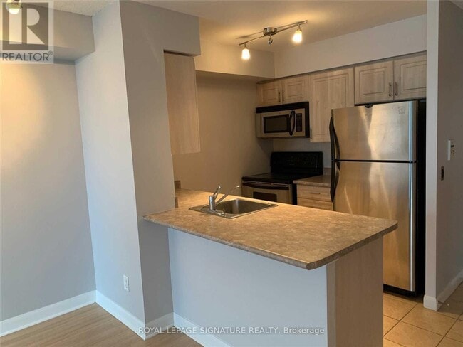 Building Photo - 4968 Yonge St